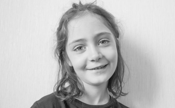 一个小女孩的表情丰富的肖像图片下载