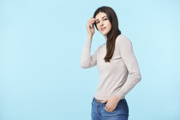 这是一幅年轻白人女性的画室肖像图片下载