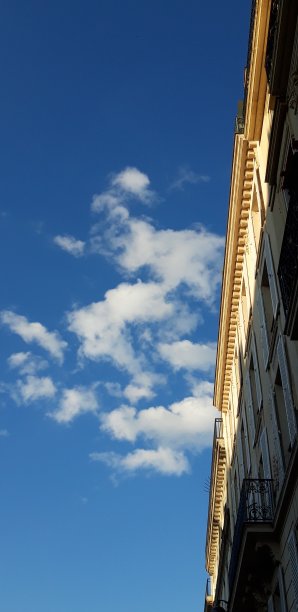 云在巴黎图片下载