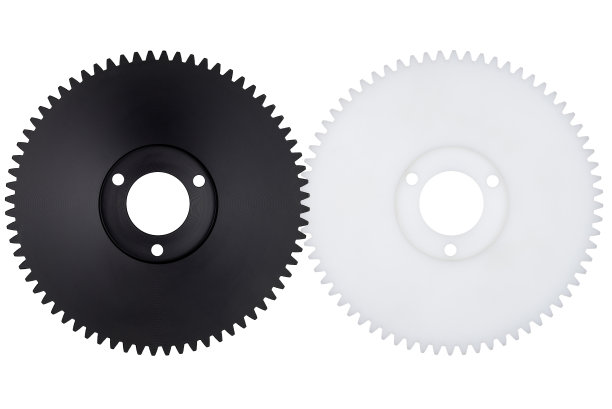 连接黑色和白色塑料链轮68链轮，孤立在白色背景与剪切路径。图片下载