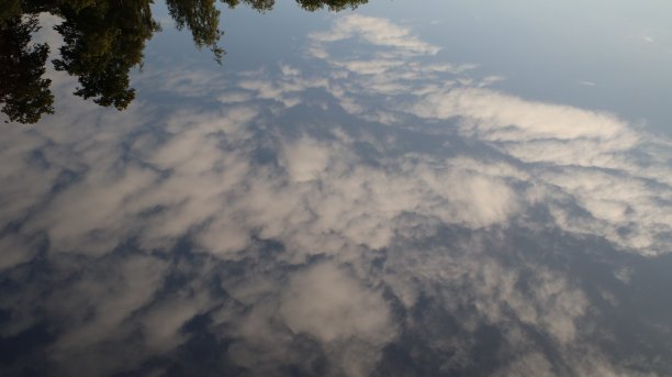 2019年5月25日，赫特福德郡埃尔斯特里上空的云朵图片下载