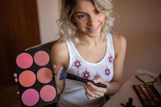 美丽的年轻女子关于化妆品的视频博客图片下载