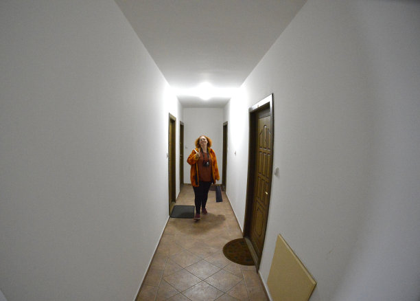 长长的大厅里的女人图片下载