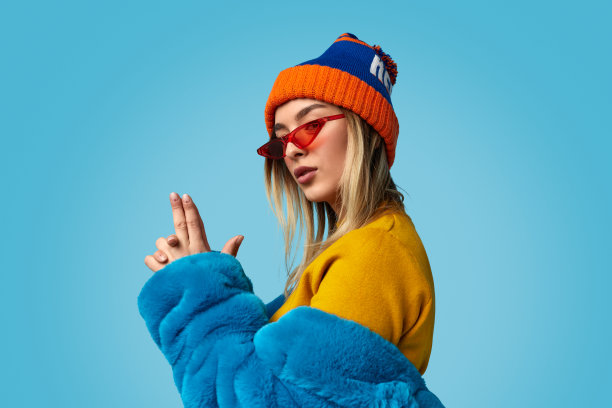 时尚女性做出枪的手势图片下载