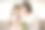 快乐的妈妈捧着白色郁金香，抚摸着女儿的额头图片下载