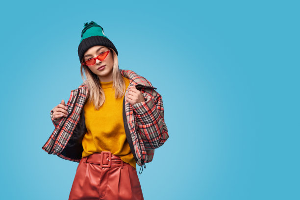 奇怪的女人在调整外套图片下载