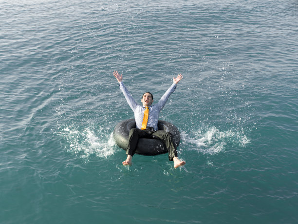 商人在海上的内胎图片下载