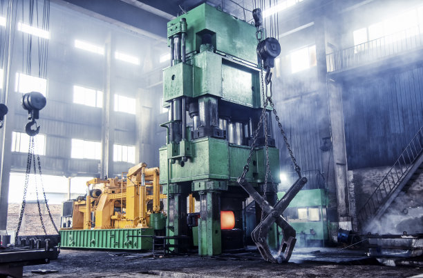 车间里的金属锻压机正在工作。图片下载