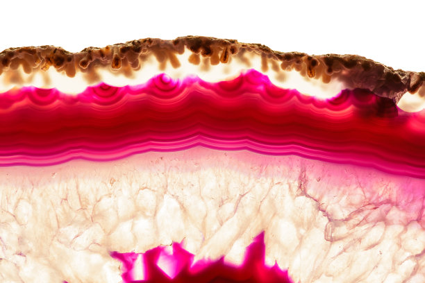 摘要背景，红橙红色玛瑙片条纹状矿物孤立上白色图片下载