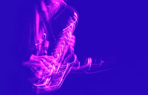 萨克斯管演奏者在舞台上表演图片下载