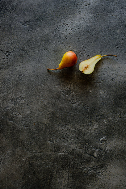 新鲜有机梨在深色背景与拷贝空间。有益健康。图片下载