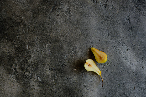 新鲜有机梨在深色背景与拷贝空间。有益健康。图片下载
