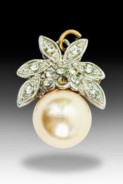 美丽的耳环孤立在背景上图片下载