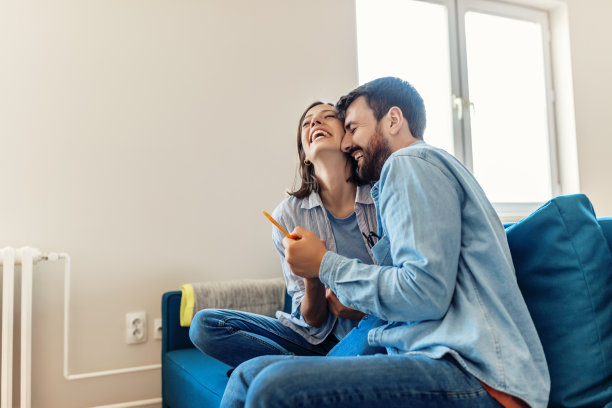 怀孕测试呈阳性的幸福夫妇图片下载