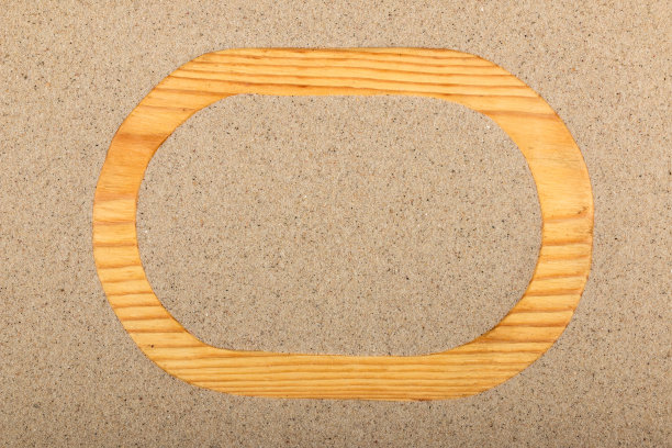 木制的空白框架与沙滩上的沙子。前视图。图片下载