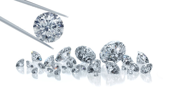 用镊子夹着一颗钻石的钻石组图片下载