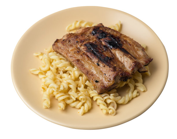 烤排骨配意大利面。烤排骨盘上孤立的白色背景俯视图图片下载