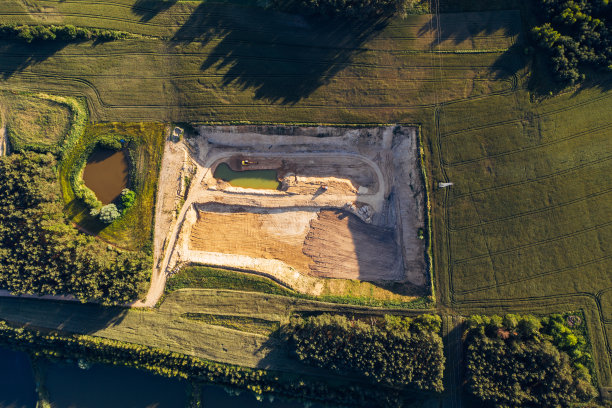 从上往下看砾石坑。图片下载