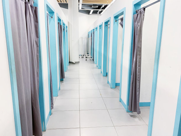 空荡荡的试衣间，灰色的窗帘和白色的墙壁图片下载