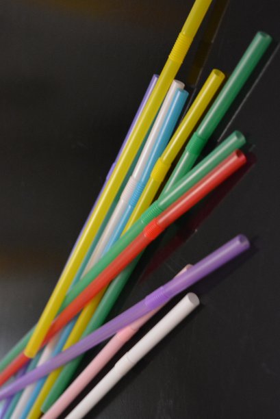 用于酒精和饮料的鸡尾酒塑料管，表面涂有反光的黑色。用于酒店和酒吧业务，娱乐和娱乐。图片下载