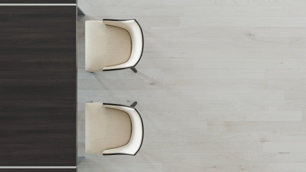 木桌的一部分，旁边的两个空椅子与顶视图图片下载