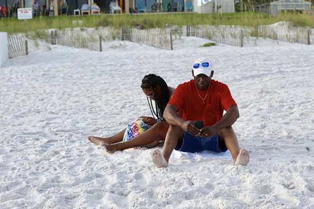 非裔美国人爸爸和女儿在海滩上图片下载