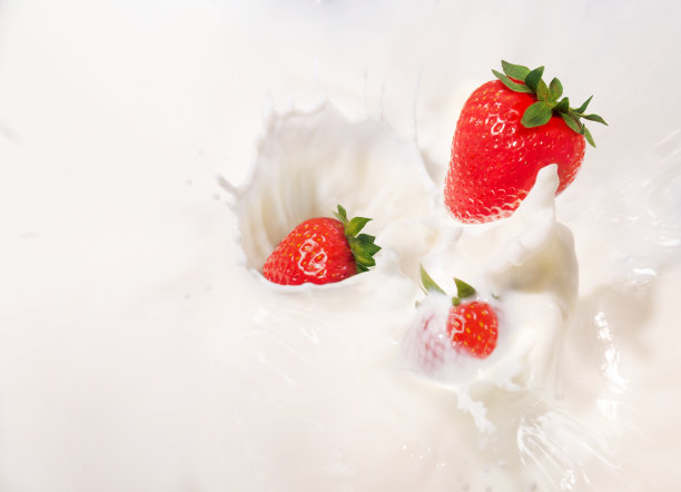 牛奶洒上多汁的草莓图片下载