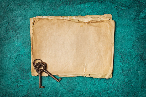 空的老式纸张模型与复古的钥匙图片下载