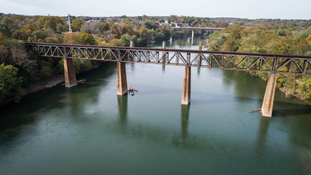 风景的白天空中风景照片侧视图向下看的图像生锈的老旧的钢铁铁路火车轨道栈桥跨越历史上的波托马克河，在美国马里兰州图片下载