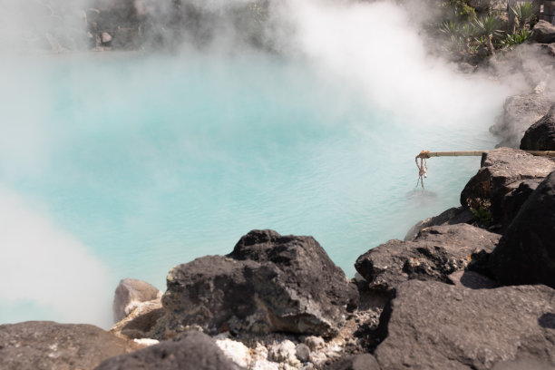 日本的蓝色温泉和岩石景观。图片下载