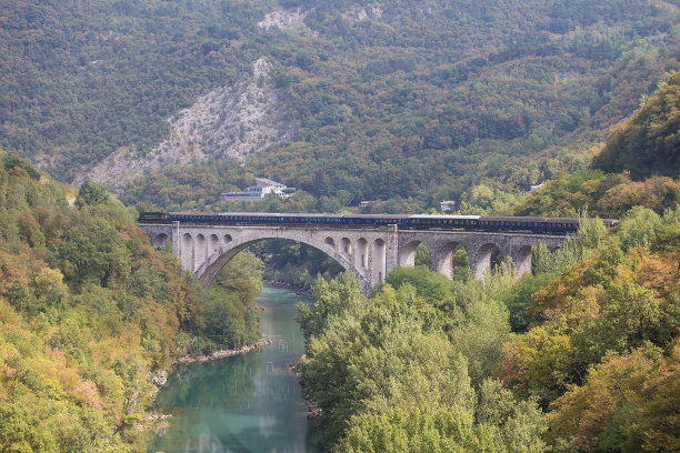 过时的柴油火车穿过索坎石桥上的索卡河图片下载
