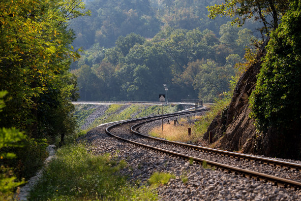 蜿蜒的铁轨图片下载