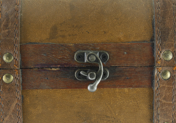 皮箱上的金属紧固件。图片下载