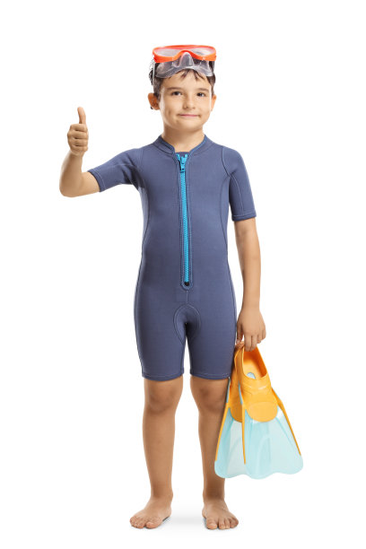 穿着潜水服的小男孩拿着游泳鳍，翘着大拇指图片下载