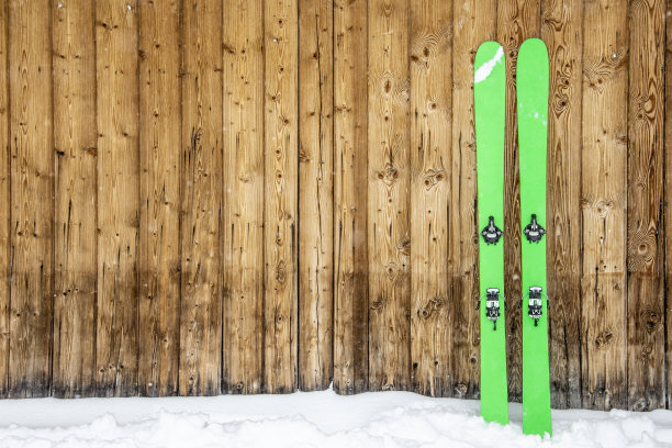 滑雪板靠在木墙上图片下载