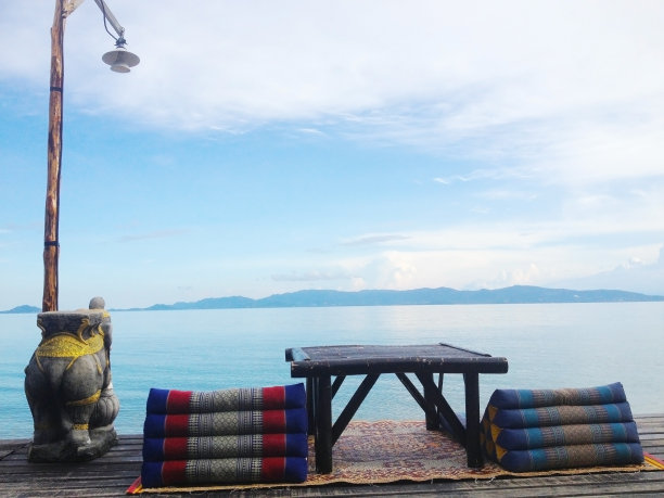 湛蓝的天空，平静的海面上，美丽的白云图片下载