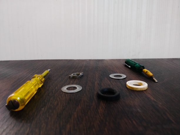 螺丝刀工具箱放在木桌上图片下载