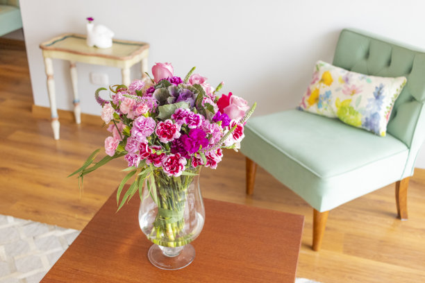 布置玫瑰和康乃馨装饰客厅图片下载