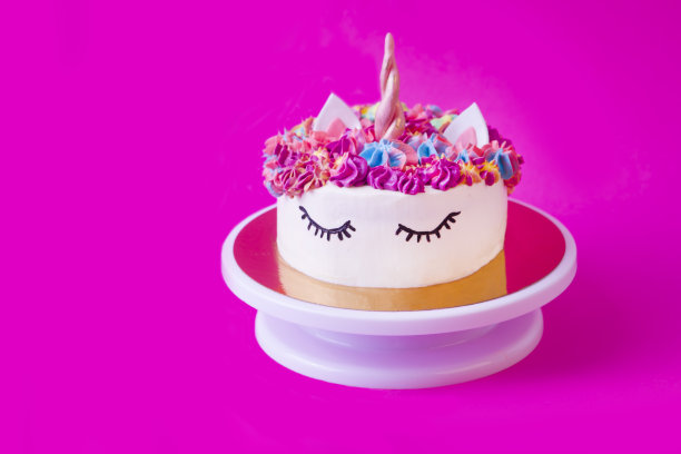 在粉红色的背景上画一只独角兽图片下载