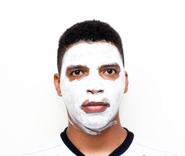 男人脸上带着清洁面膜图片下载