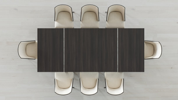 长方形木桌与整齐排列的亚麻椅子图片下载