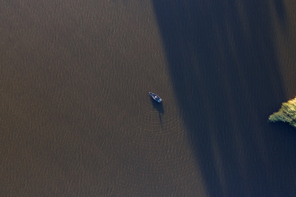 从上往下看湖面上的渔船。图片下载