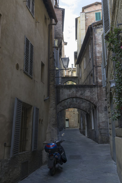 中世纪风格窄街锡耶纳，托斯卡纳，意大利图片下载