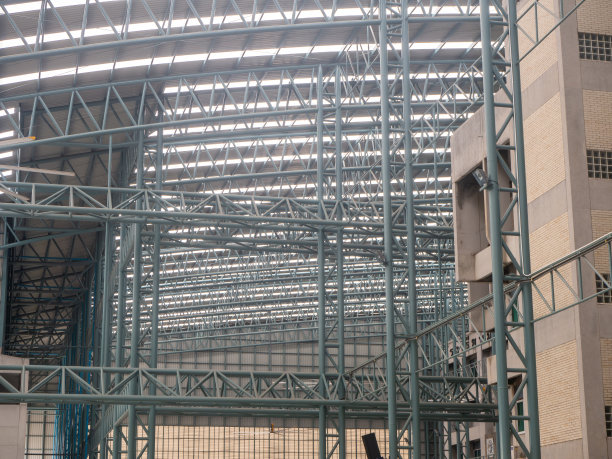 大仓库钢板屋面天花结构，采用铁梁，图片下载