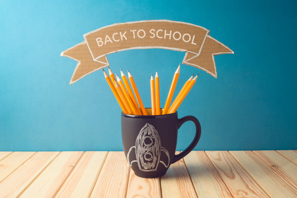 回到学校背景与铅笔和火箭黑板素描在木桌上图片下载