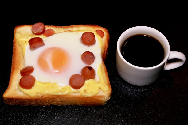 烤面包和咖啡上放鸡蛋图片下载