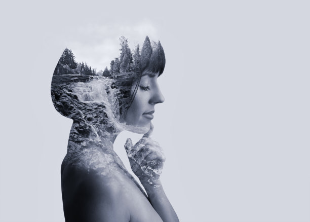 年轻女子与自然的多重接触图片下载