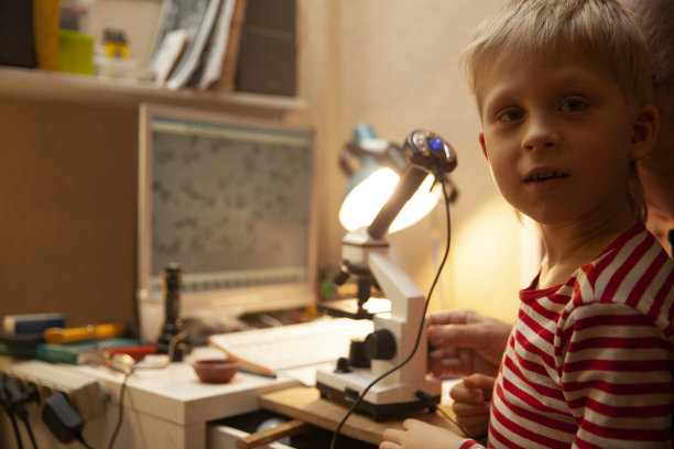 男孩在看显微镜图片下载