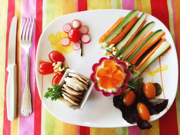 餐桌上的健康盘子，一块彩色桌布和几块新鲜切好的蔬菜，图片是用手机拍摄的图片下载