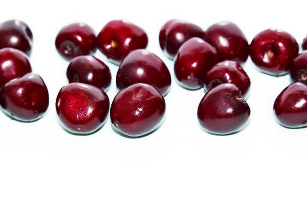 木质白色背景上的新鲜樱桃。新鲜成熟的樱桃。甜樱桃。图片下载